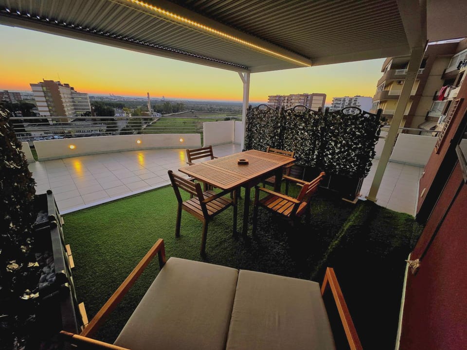 Patio, Natural landscape, TV and multimedia, View (from property/room), Balcony/Terrace, Seating area, Dining area, Evening entertainment, Entertainment, Sunrise, Sunset, internet