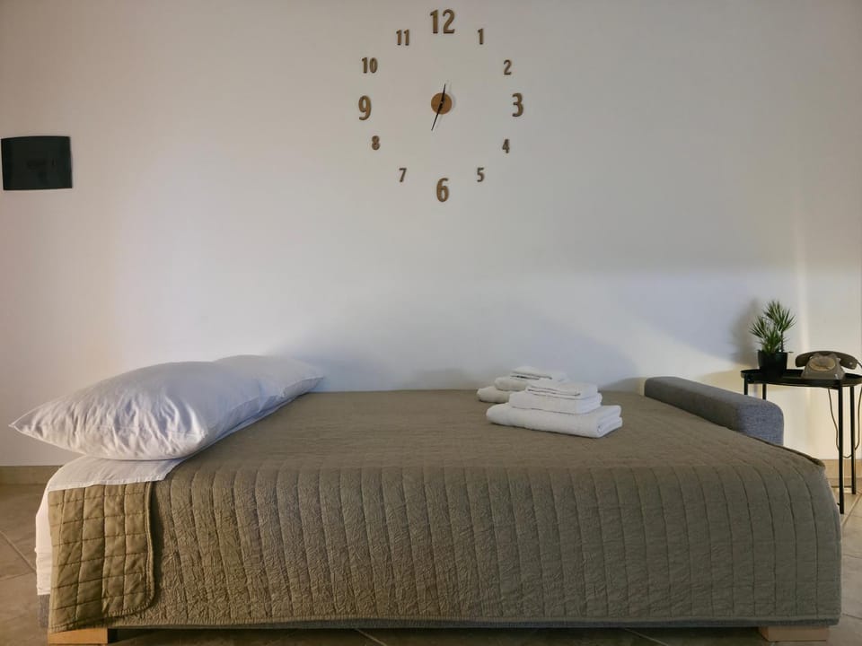 Bed, TV and multimedia, Living room, Seating area, heating, internet, towels, air conditioner