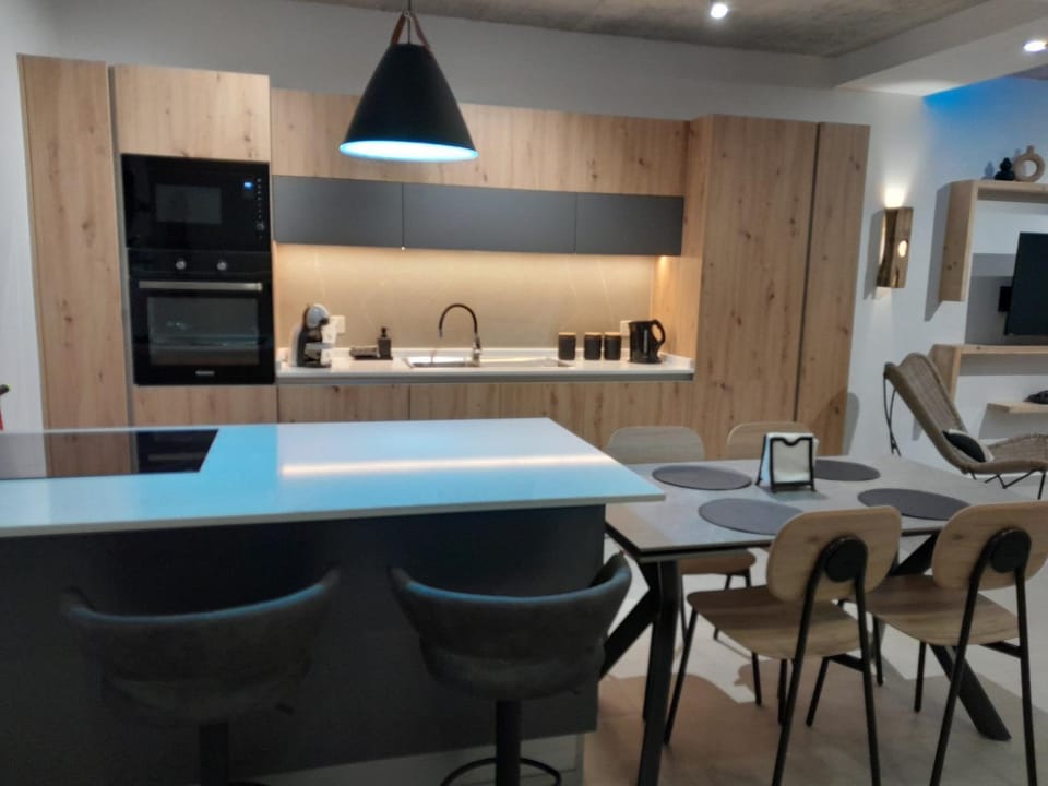 Kitchen or kitchenette, Dining area
