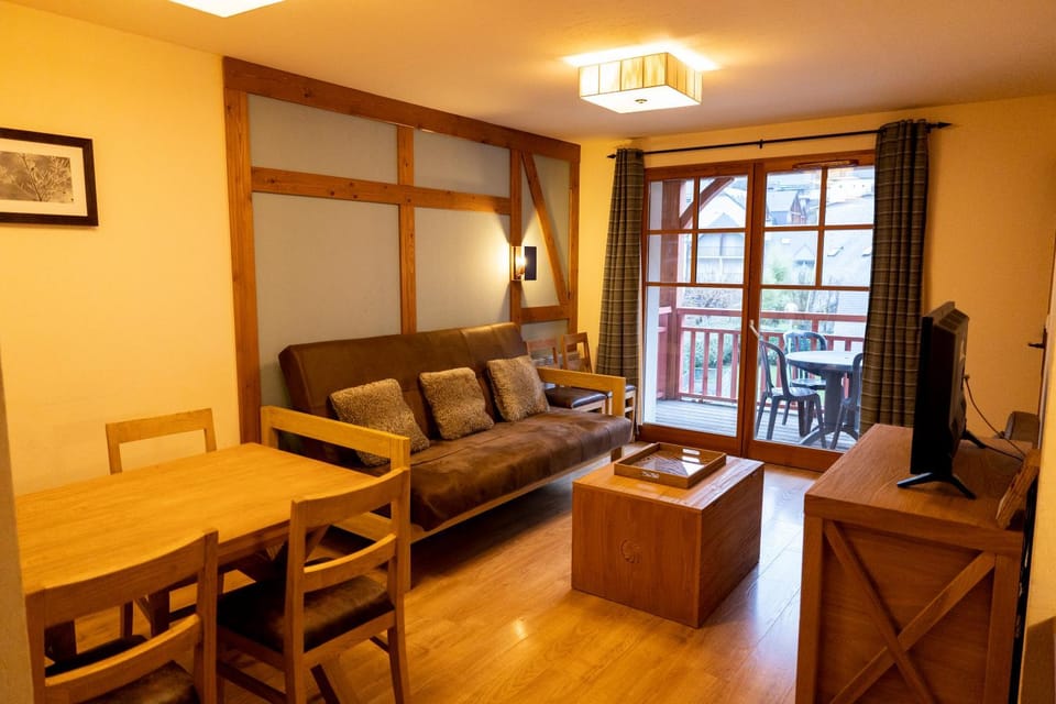 TV and multimedia, Living room, Seating area, Dining area