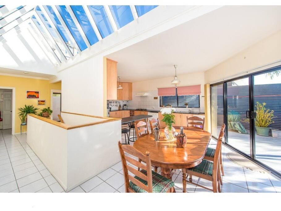 Spacious 6-BR & 3 baths House in Prime Location House in Tasmania
