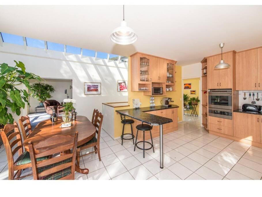 Spacious 6-BR & 3 baths House in Prime Location House in Tasmania