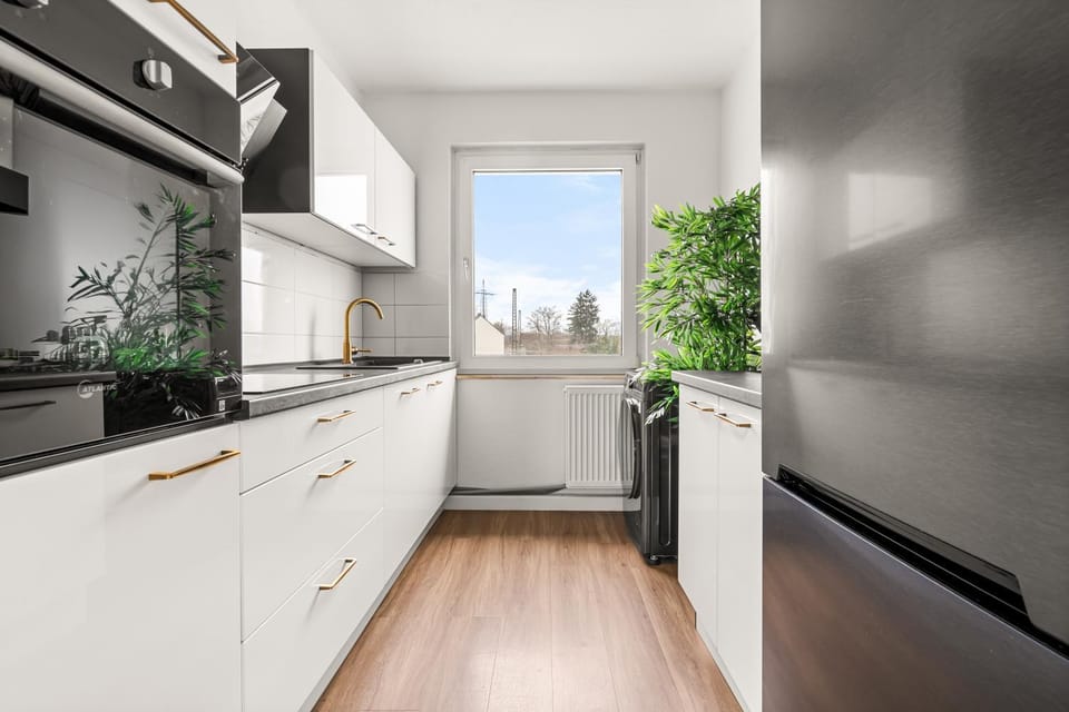 Kitchen or kitchenette, dishwasher, oven