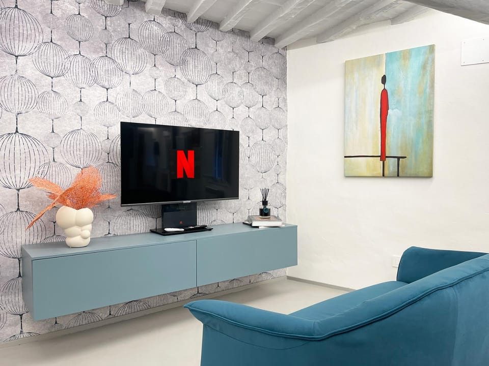 TV and multimedia, Living room, Evening entertainment