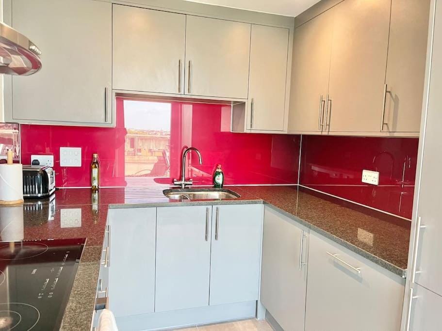 Spacious 3 BDR with AC and rooftop in Paddington Apartment in City of Westminster