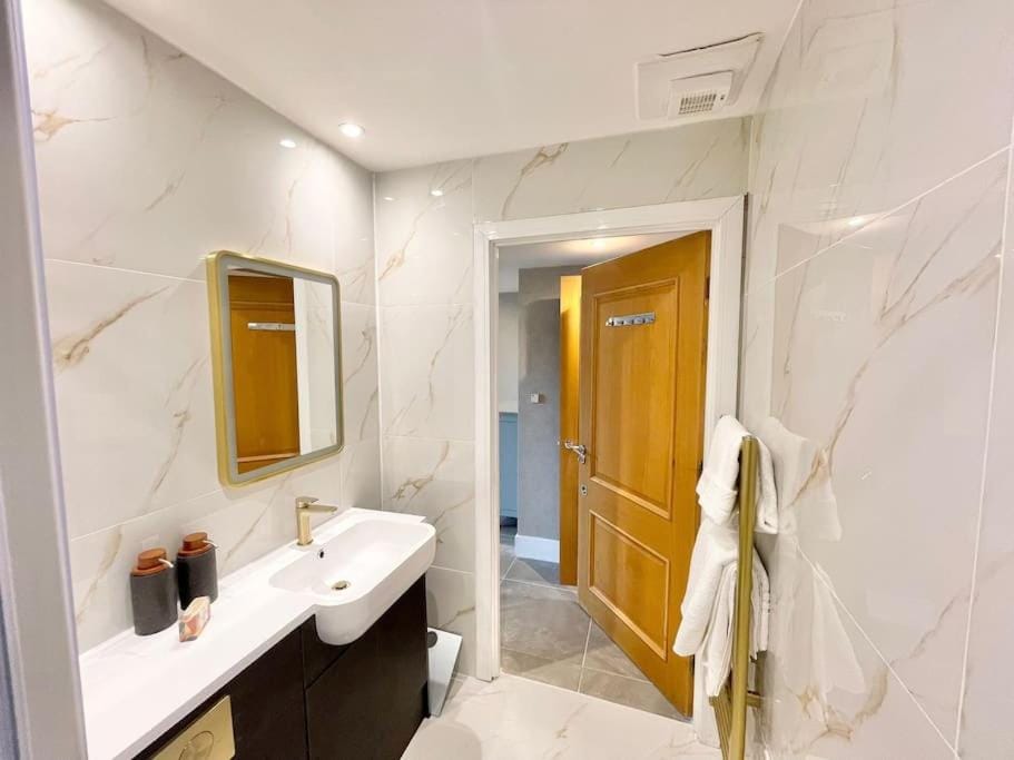 Spacious 3 BDR with AC and rooftop in Paddington Apartment in City of Westminster