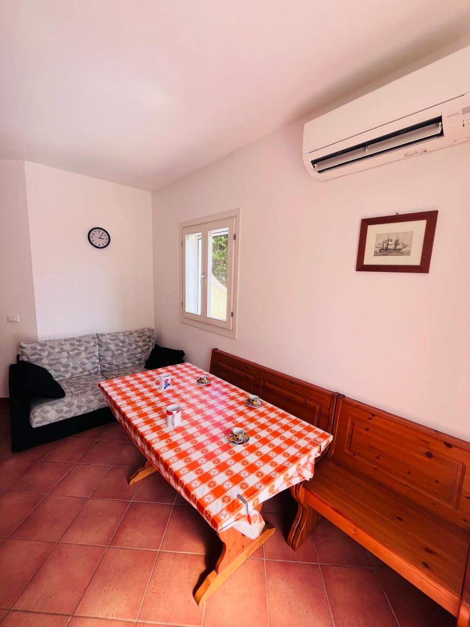 Living room, Seating area, Dining area, air conditioner