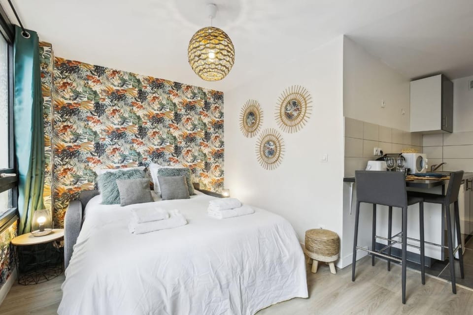 Bed, Kitchen or kitchenette, Living room