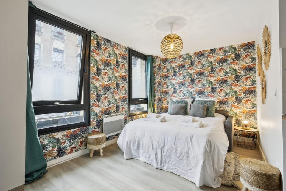 Bed, Living room