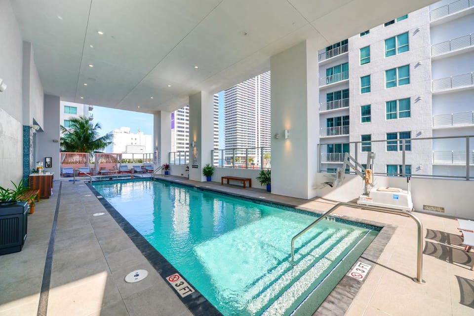 Property building, Balcony/Terrace, Pool view, Swimming pool, sunbed