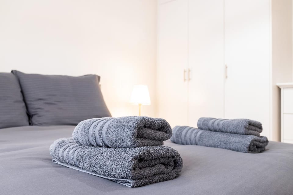 Bedroom, towels
