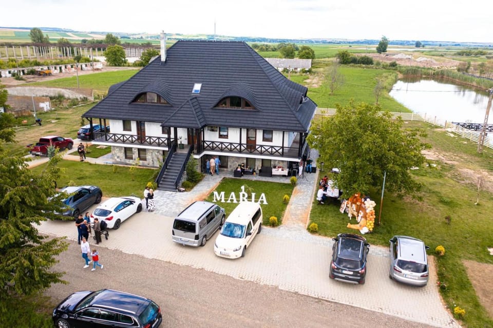 Property building, Natural landscape, Bird's eye view, Location, Parking