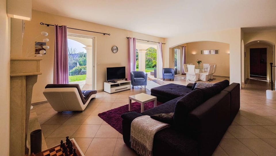 Communal lounge/ TV room, Living room