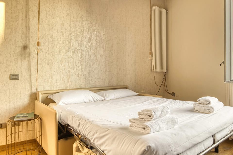 Bed, towels