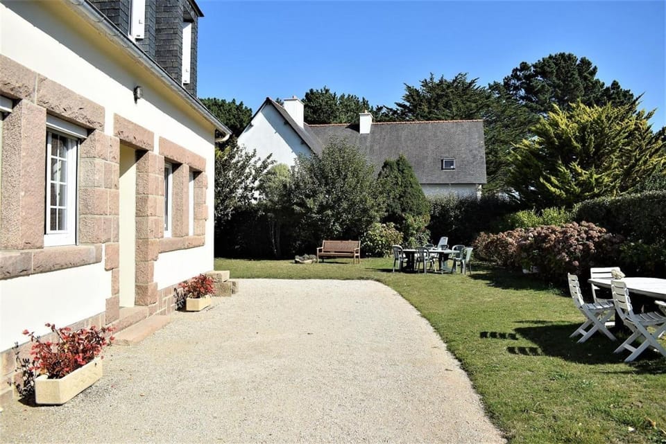 Grande maison familiale à 50m de la mer avec jardin à TREGASTEL - Réf 77 Villa in Trégastel