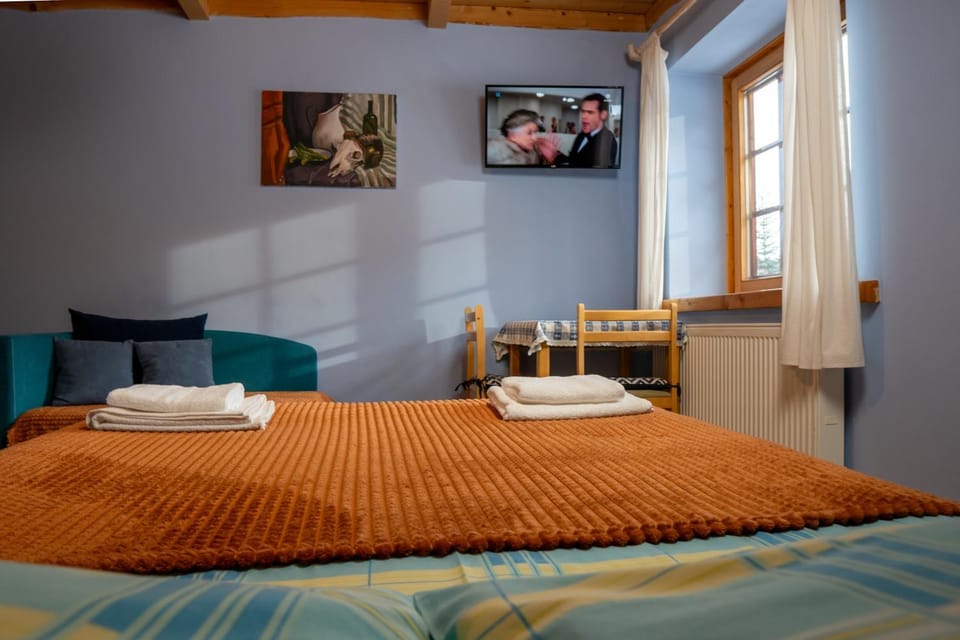 Bed, TV and multimedia, Photo of the whole room