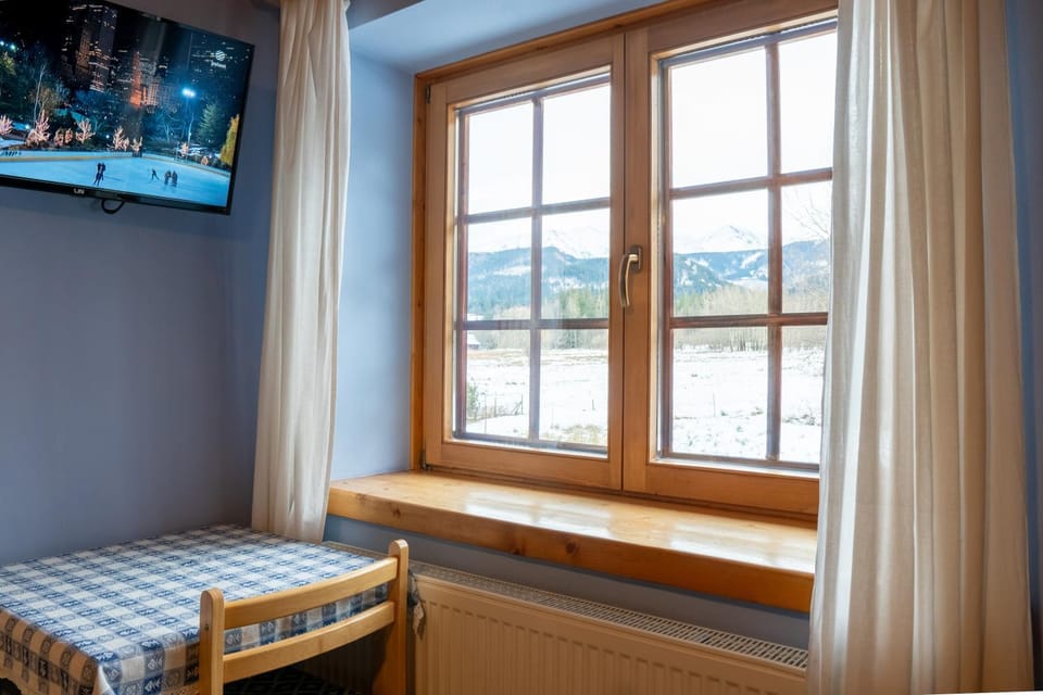Photo of the whole room, Bedroom, Mountain view