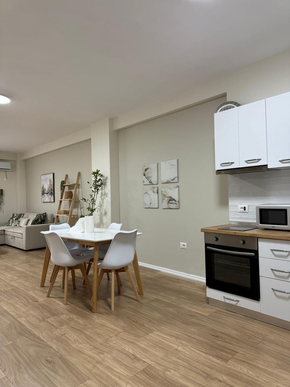 Kitchen or kitchenette, Living room, Seating area, Dining area, oven