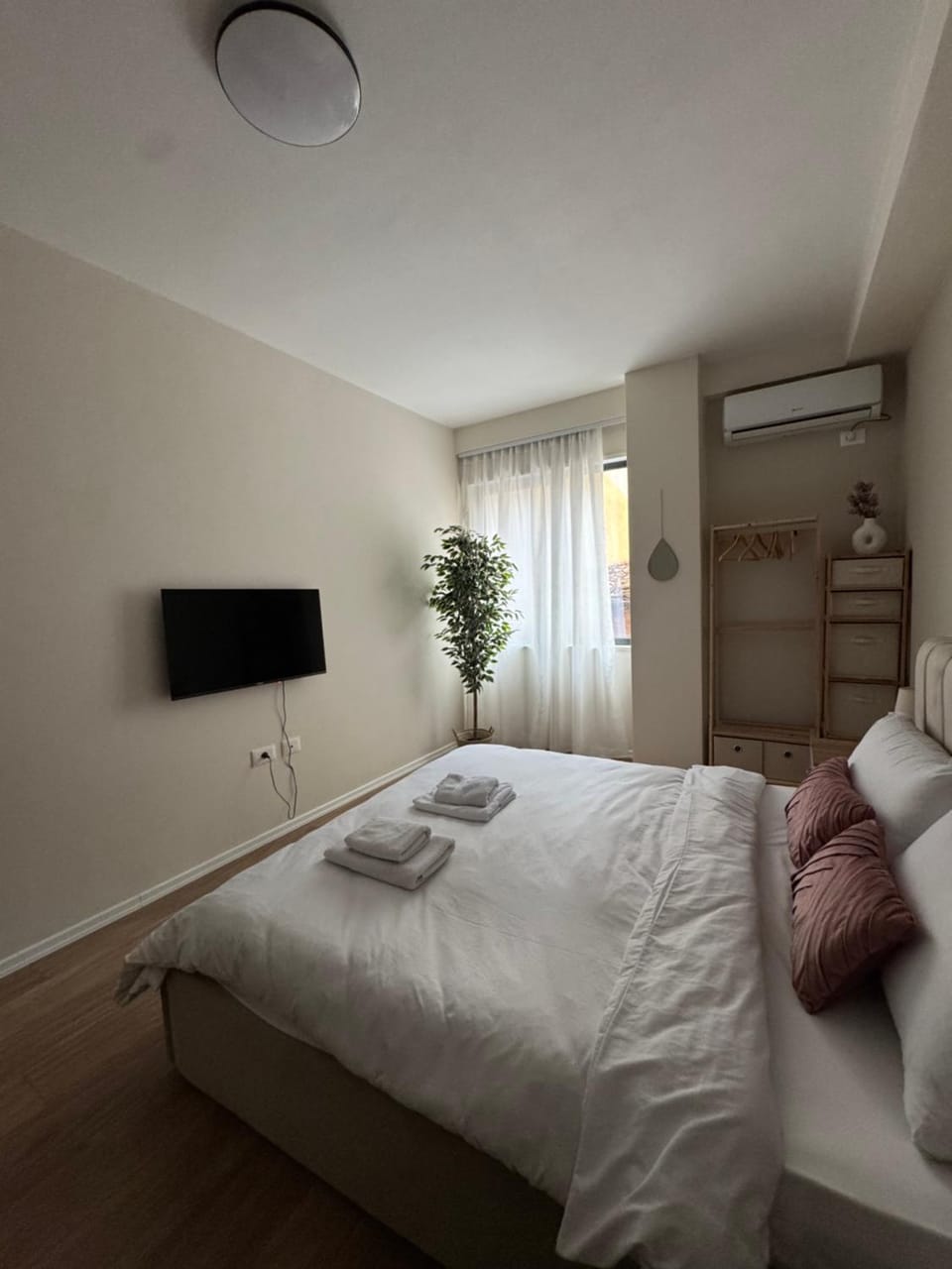 Bed, TV and multimedia, air conditioner