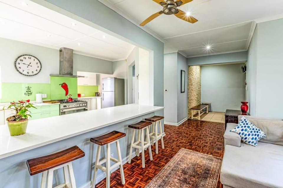 Kitchen or kitchenette, Living room, Seating area, oven
