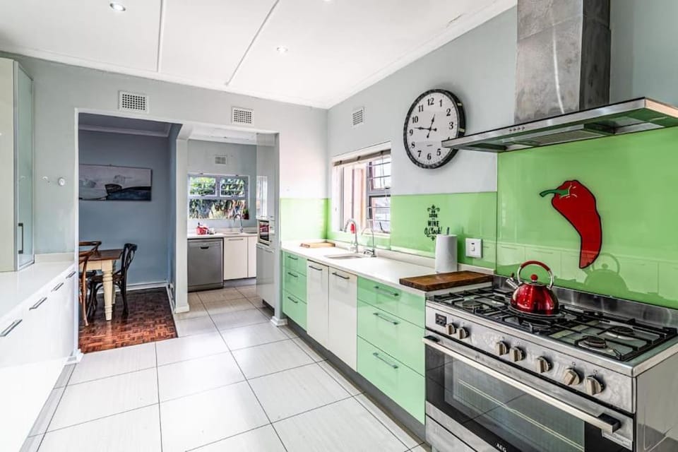 Kitchen or kitchenette, dishwasher, stove