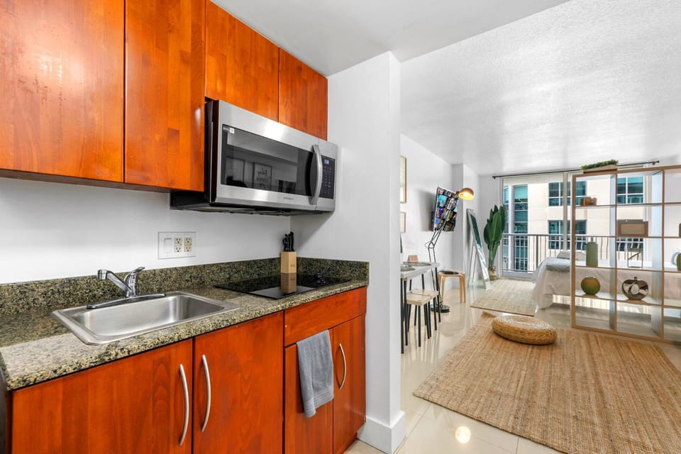 Kitchen or kitchenette, microwave, stove