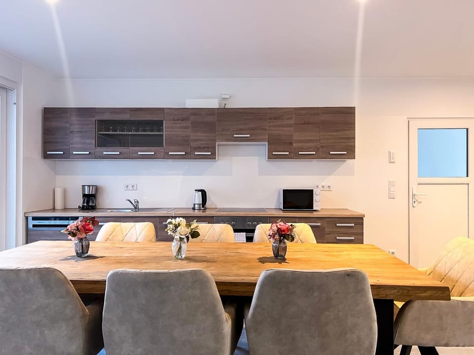 Kitchen or kitchenette, Seating area, Dining area, stove