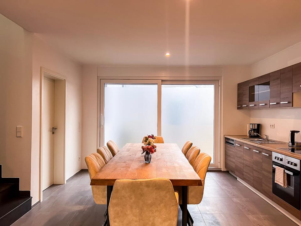 Kitchen or kitchenette, Seating area, Dining area, stove