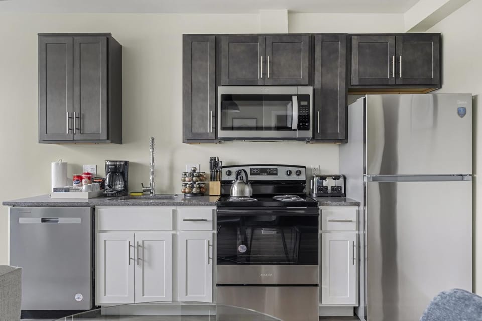 Coffee/tea facilities, Kitchen or kitchenette, dishwasher, oven, stove, toaster