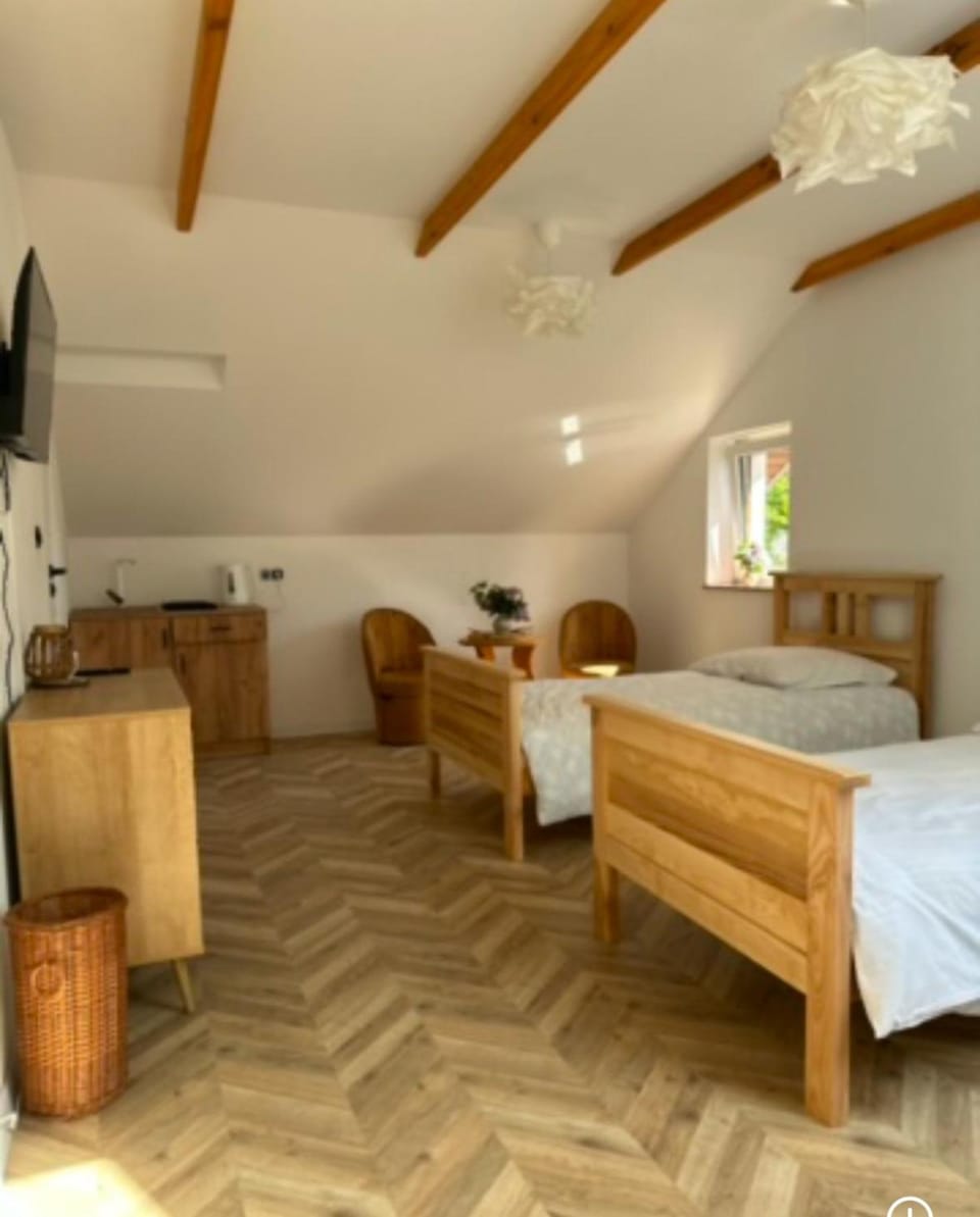 Bed, Photo of the whole room, Seating area