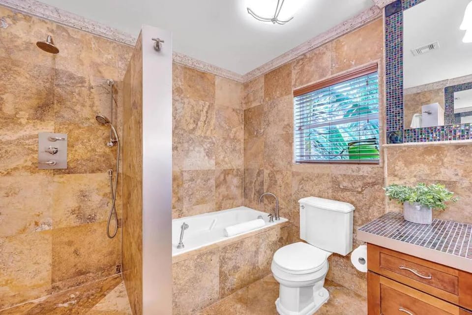 Steps to Beach, Pool, Backyard Oasis, Game Room House in Fort Lauderdale