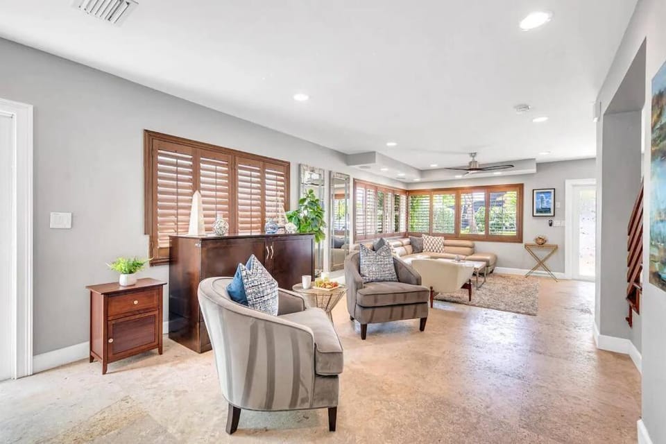 Steps to Beach, Pool, Backyard Oasis, Game Room House in Fort Lauderdale