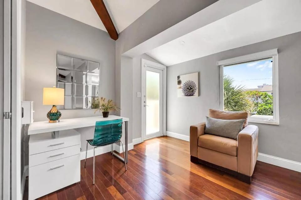 Steps to Beach, Pool, Backyard Oasis, Game Room House in Fort Lauderdale