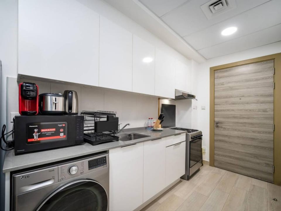 Coffee/tea facilities, Kitchen or kitchenette, stove, toaster, washing machine