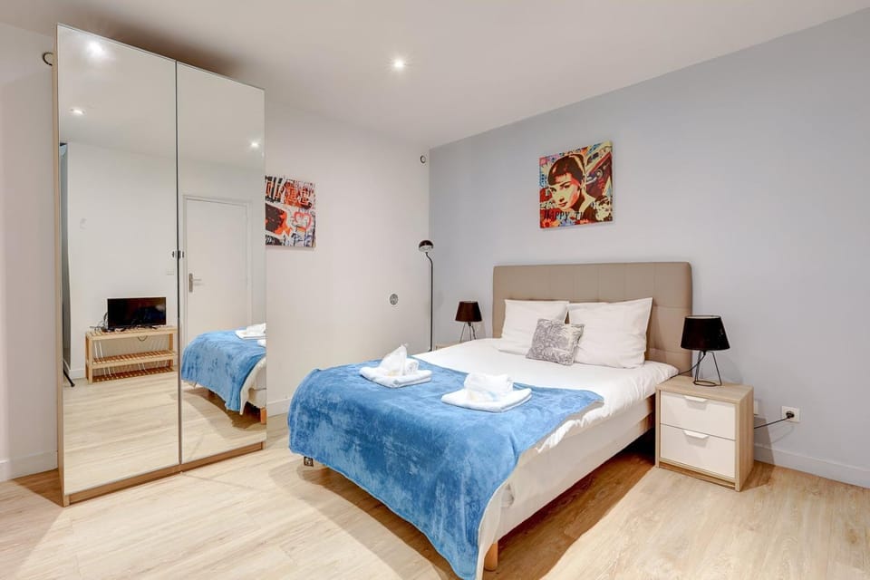 Bed, TV and multimedia, Bedroom, towels, wardrobe