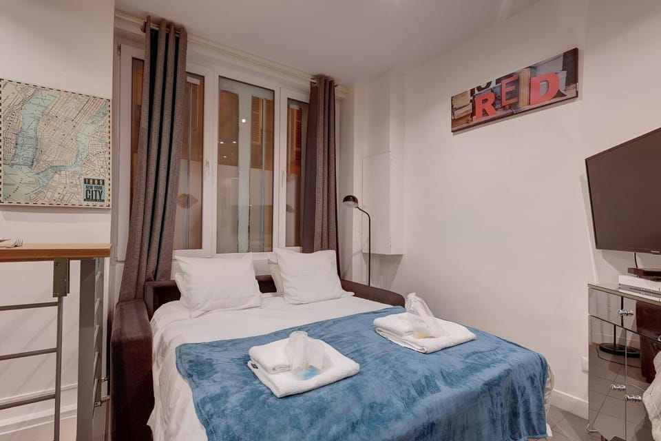 Bed, TV and multimedia, Bedroom, towels