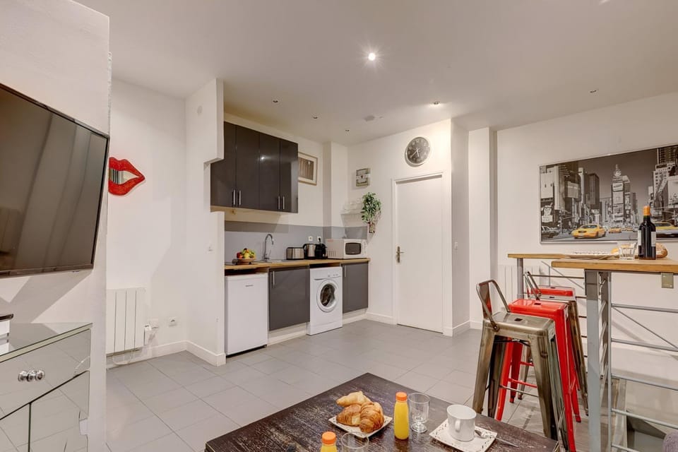 TV and multimedia, Kitchen or kitchenette, Dining area, stove