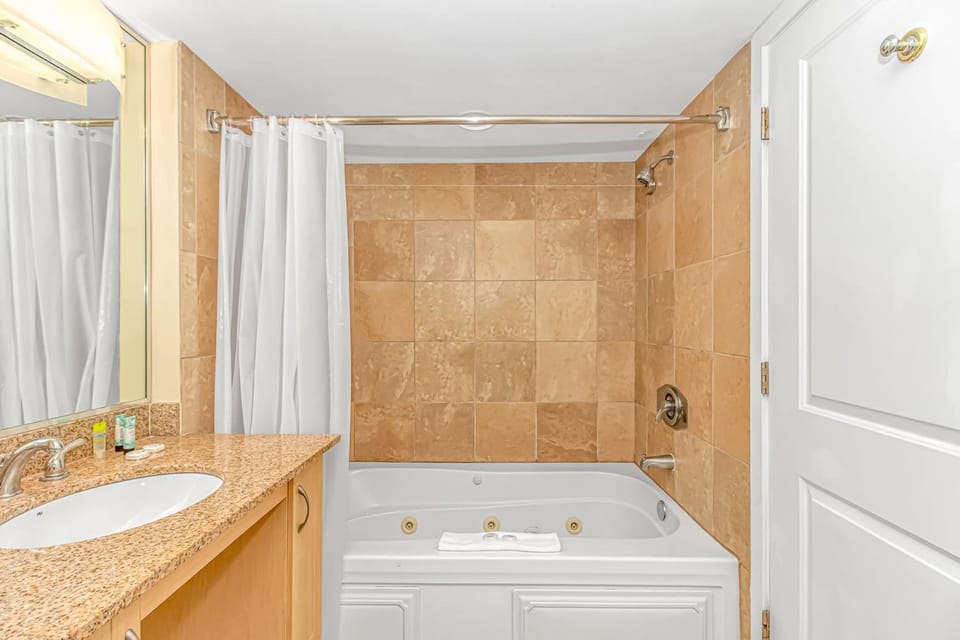 1 Bedroom Oceanview Penthouse at Sandy Beach! 1905 House in Myrtle Beach