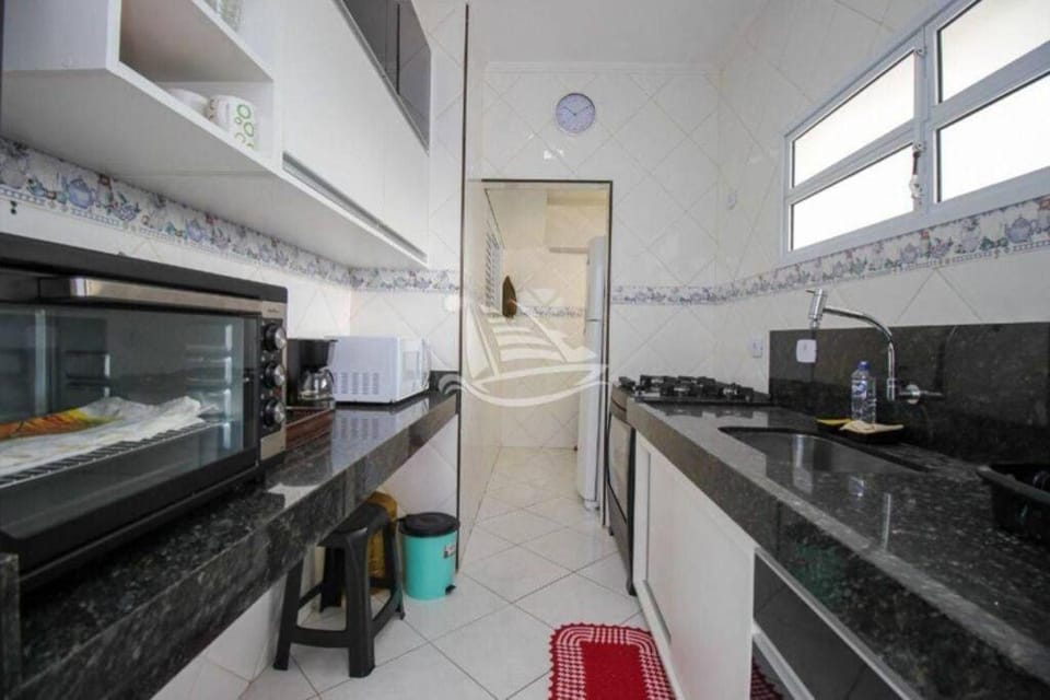 Apartamento a 100 metros da Praia da Enseada Apartment in State of São Paulo
