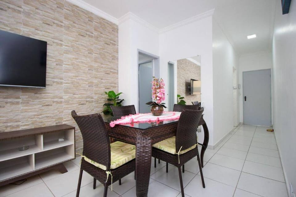 Apartamento a 100 metros da Praia da Enseada Apartment in State of São Paulo