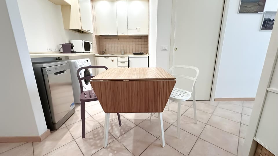 Kitchen or kitchenette, Dining area, stove