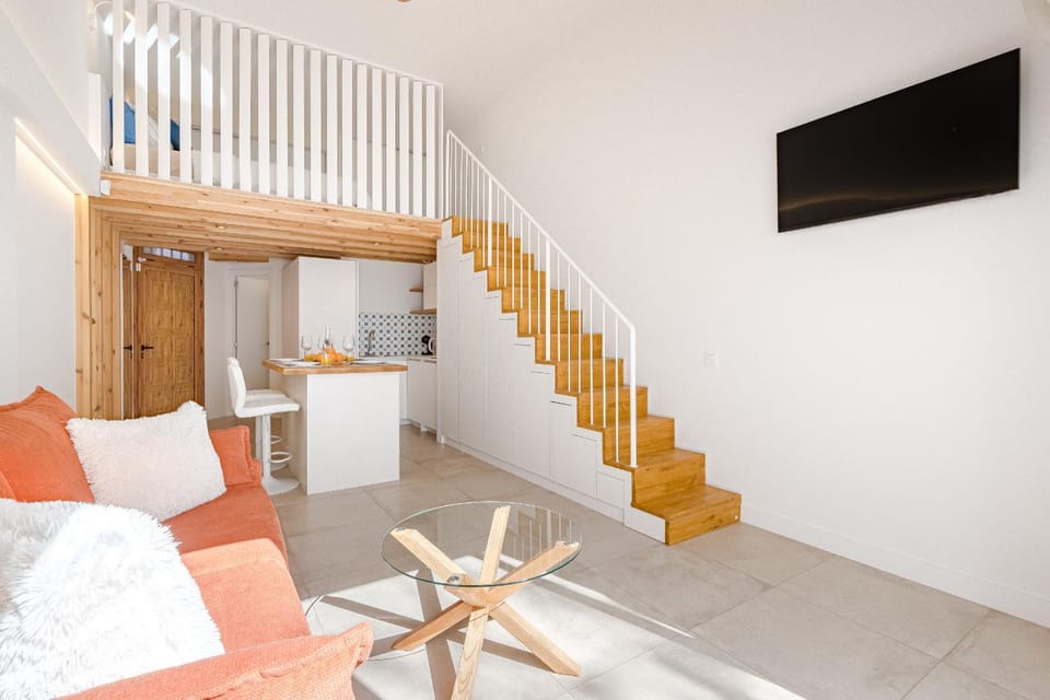 TV and multimedia, Kitchen or kitchenette, Living room, Seating area, Dining area, oven