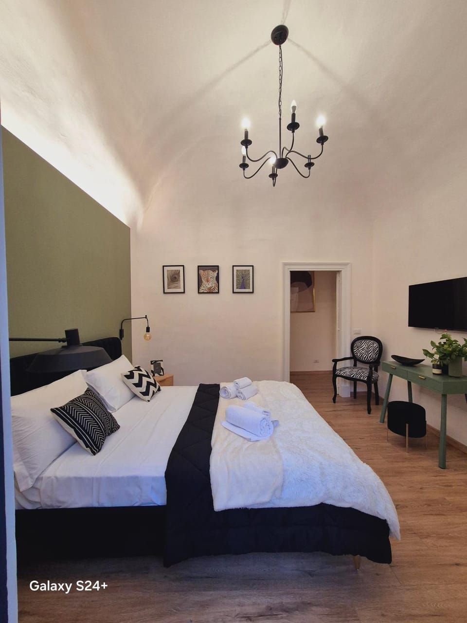 Bed, TV and multimedia, Bedroom