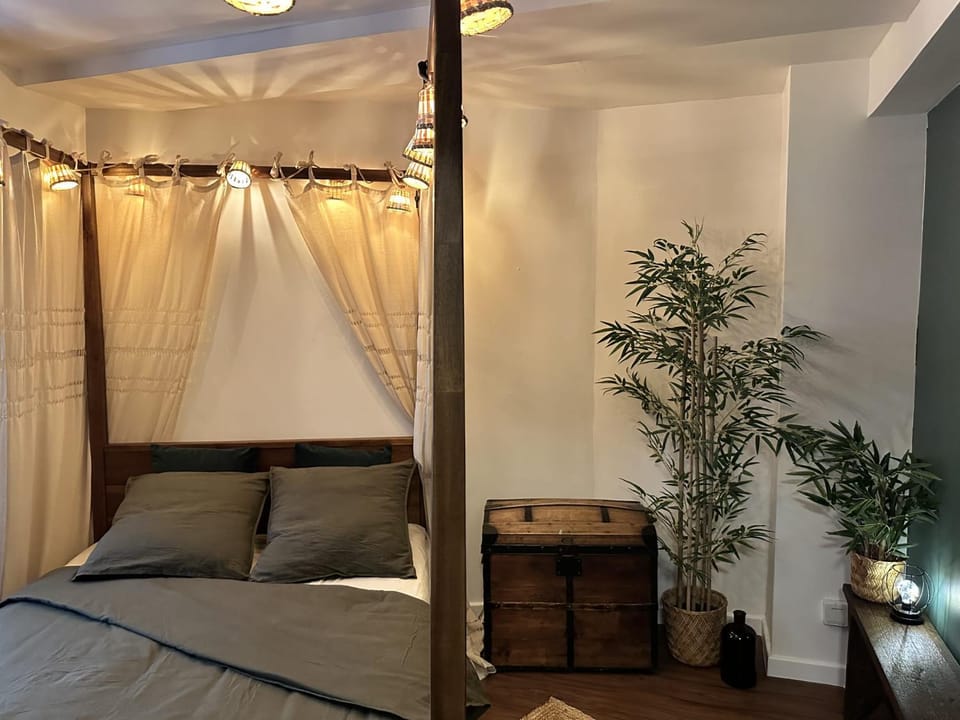 Bed, Photo of the whole room, Bedroom