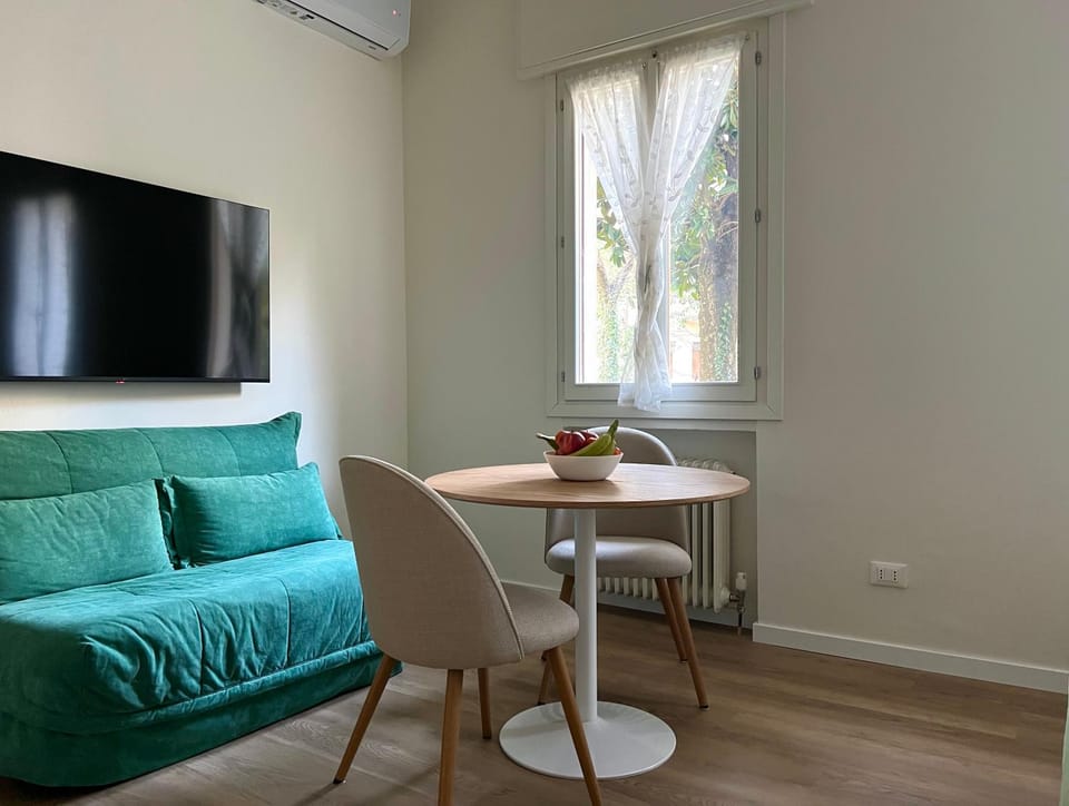 Communal lounge/ TV room, TV and multimedia, Living room, Seating area, Dining area, Evening entertainment, air conditioner