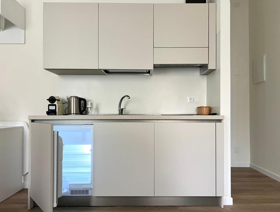 Coffee/tea facilities, Kitchen or kitchenette, minibar, oven, stove