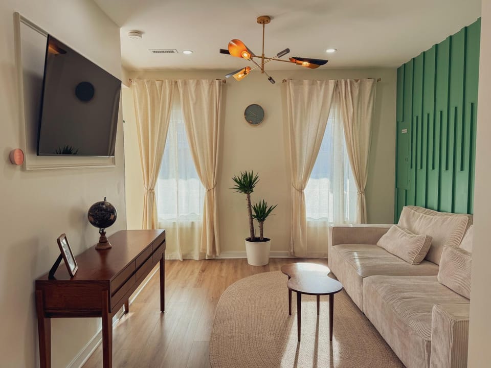 Communal lounge/ TV room, TV and multimedia, Living room, Seating area, Evening entertainment