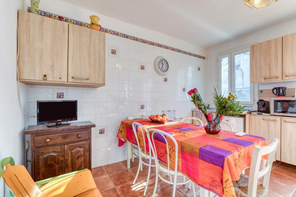Property building, Kitchen or kitchenette, Living room