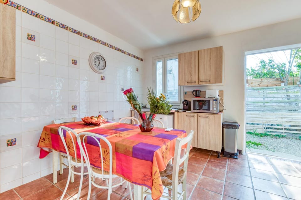 Property building, Kitchen or kitchenette, Living room