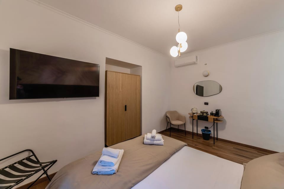 TV and multimedia, Photo of the whole room, Bedroom, towels, air conditioner